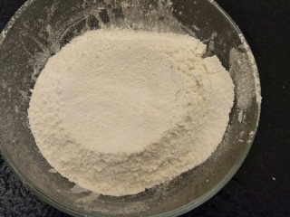 3、绵软细腻戚风蛋糕,过筛65克低筋面粉➕2克泡打粉