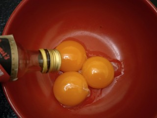 4、绵软细腻戚风蛋糕,蛋黄中加入集体香草精，去除蛋腥味