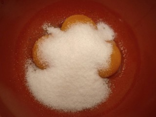 5、绵软细腻戚风蛋糕,蛋黄中，加入45g细砂糖搅拌均匀