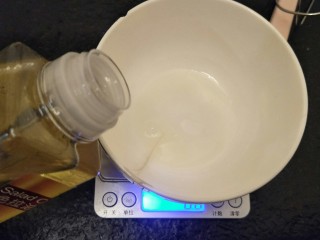 6、绵软细腻戚风蛋糕,碗中加入色拉油28克