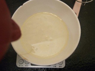 7、绵软细腻戚风蛋糕,加入热水（50度到80度之间）