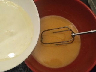 8、绵软细腻戚风蛋糕,加入蛋黄糊中。