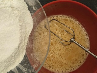 9、绵软细腻戚风蛋糕,加入过筛后，低筋面粉，泡打粉。