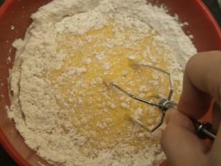 10、绵软细腻戚风蛋糕,倒入面粉大幅度搅拌。搅拌均匀