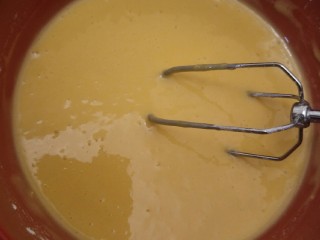 11、绵软细腻戚风蛋糕,搅拌至粉末消失，