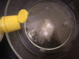 12、绵软细腻戚风蛋糕,冷冻好的，蛋白加入几滴柠檬汁。加入一勺糖（28克以内）