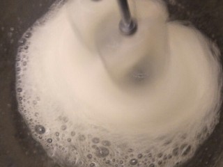 13、绵软细腻戚风蛋糕,开高速搅拌3分钟。