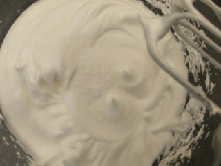 14、绵软细腻戚风蛋糕,打到变成细腻的泡泡继续加入f一半的细砂糖。继续高速搅拌1分钟后继续到底全部的细砂糖。