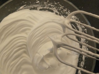 15、绵软细腻戚风蛋糕,它发到他们蛋白霜，出现光泽硬性发泡。（和上一张图的对比）