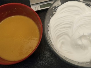 16、绵软细腻戚风蛋糕,准备蛋黄蛋白混合。