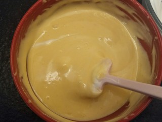 18、绵软细腻戚风蛋糕,这里翻拌次数多一点，尽量均匀