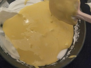 19、绵软细腻戚风蛋糕,把蛋黄糊重新倒入蛋白糊中，大胆的翻拌吧，翻到松软又有光泽的蛋糕坯完成。