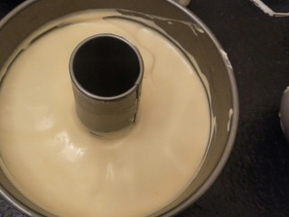 20、绵软细腻戚风蛋糕,用刮刀小心地刮到模具中。，用力震一下震出大气泡。