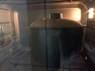 21、绵软细腻戚风蛋糕,烤箱预热180°，烤25分钟。蛋糕会鼓起来开裂不是问题。