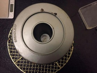 22、绵软细腻戚风蛋糕,出烤箱后再震一下，震出水蒸气，立刻放一个碗倒扣，等完全凉凉。