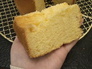 24、绵软细腻戚风蛋糕,组织细腻柔软，没有明显的大气泡，