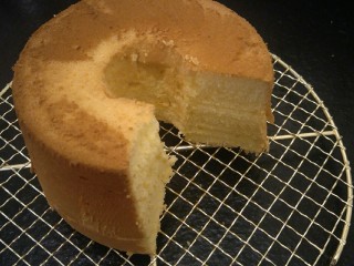 25、绵软细腻戚风蛋糕,口感像棉花糖一样轻盈。蛋香浓郁好吃你学会了吗？