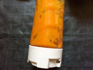 4、#甜味#南瓜豆沙饼,蒸熟的南瓜,用料理机打成泥。