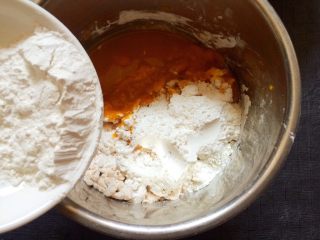 6、#甜味#南瓜豆沙饼,加入糯米粉。