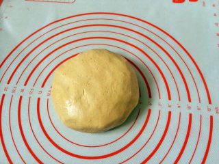 8、#甜味#南瓜豆沙饼,和成光滑的面团。