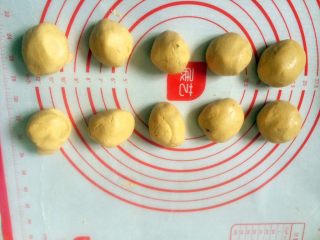 9、#甜味#南瓜豆沙饼,分成大小均匀的小面团。