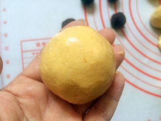 12、#甜味#南瓜豆沙饼,包好搓圆形。
