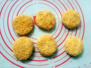 14、#甜味#南瓜豆沙饼,一个一个裹好面包糠,备用。
