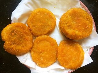 17、#甜味#南瓜豆沙饼,厨房纸吸一下油。