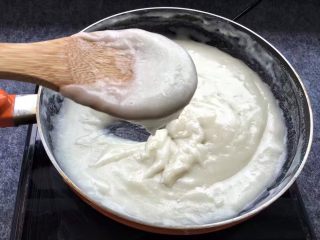 5、脆皮炸鲜奶,搅拌成浓稠的糊浆，直到水分蒸发得差不多，感觉奶糊具有一定硬度时就可以关火。