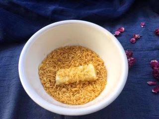 10、脆皮炸鲜奶,最后裹上一层面包糠。