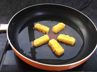 12、脆皮炸鲜奶,锅中油烧至五成热转小火，将奶糕放入油锅中小火慢慢炸，等到外皮炸脆即可捞出沥干油份。