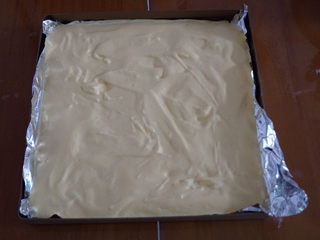 5、????网红甜品豆乳盒子蛋糕，好吃到没朋友！,将拌好的面糊倒入垫锡纸（油纸）的烤盘中，轻震几下使面糊平整，震出气泡。