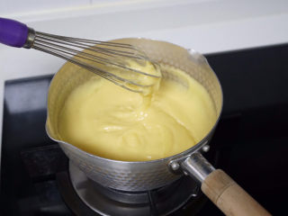 8、????网红甜品豆乳盒子蛋糕，好吃到没朋友！,将豆浆液放入不粘锅中，小火加热并不断搅拌，至慢慢粘稠状态。