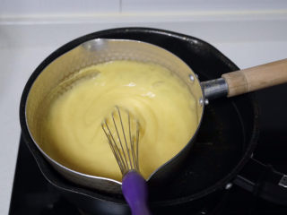 9、????网红甜品豆乳盒子蛋糕，好吃到没朋友！,搅拌好的酱糊离火后，把锅放入冷水中降温一边继续搅拌放凉。