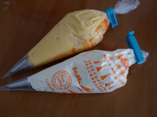 11、????网红甜品豆乳盒子蛋糕，好吃到没朋友！,将奶油霜和豆乳酱分别装入两个裱花袋中备用。