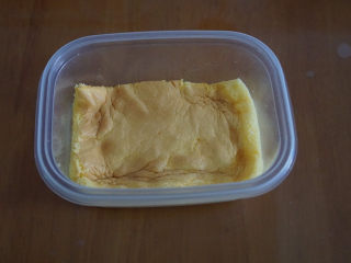 12、????网红甜品豆乳盒子蛋糕，好吃到没朋友！,把烤好的蛋糕切成需要的尺寸，在盒子的底部放一片蛋糕