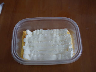 13、????网红甜品豆乳盒子蛋糕，好吃到没朋友！,挤上一层奶油霜。