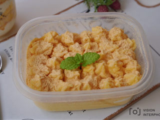 14、????网红甜品豆乳盒子蛋糕，好吃到没朋友！,然后把豆乳酱挤入，最后筛上一层熟黄豆粉