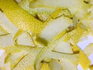 2、柚子茶/果酱,把皮刮下来,尽可能刮下黄色的皮(所有的精华都在皮里)