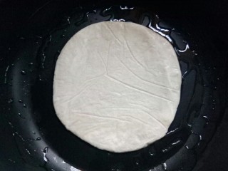 2、香蕉飞饼卷,黄油融化后，放入飞饼坯。