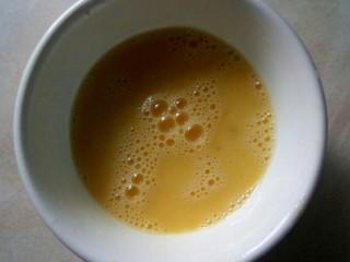 3、香蕉飞饼卷,鸡蛋加一克盐，打散。