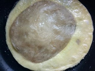 5、香蕉飞饼卷,翻面，煎饼。