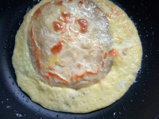 8、香蕉飞饼卷,起饼花后翻面。