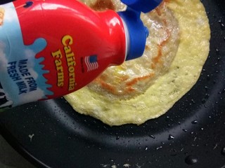 9、香蕉飞饼卷,挤上炼乳。