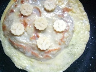 11、香蕉飞饼卷,将香蕉片铺在飞饼上。