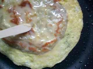 10、香蕉飞饼卷,将炼乳抹平。