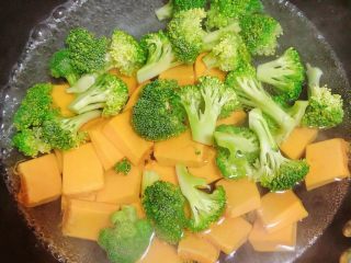 3、西兰花玉米鸡肉糕（芝士焗烤版）,锅中烧开水，放入西兰花和南瓜焯一下。开锅后西兰花先捞出、南瓜多煮1分钟随后捞出。