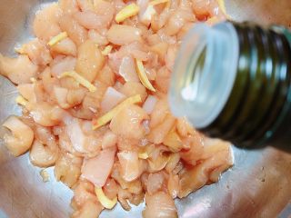 8、西兰花玉米鸡肉糕（芝士焗烤版）,再放入橄榄油，搅拌均匀。