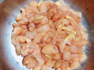 9、西兰花玉米鸡肉糕（芝士焗烤版）,将鸡胸肉腌制5分钟。