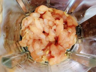 10、西兰花玉米鸡肉糕（芝士焗烤版）,将腌制好的鸡胸肉，玉米粒放入到破壁机中。